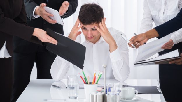 Imagem de funcionário sob pressão em ambiente de trabalho | Cinco maneiras de apoior os funcionários que estão sob pressão