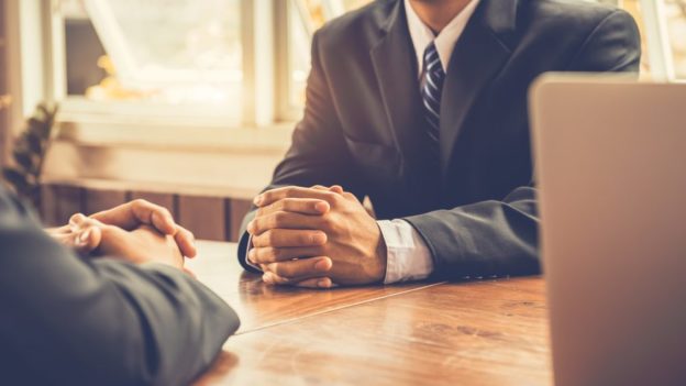 Funcionários dialogando em ambiente de trabalho | Construindo um relacionamento produtivo entre gerentes de linha e RH