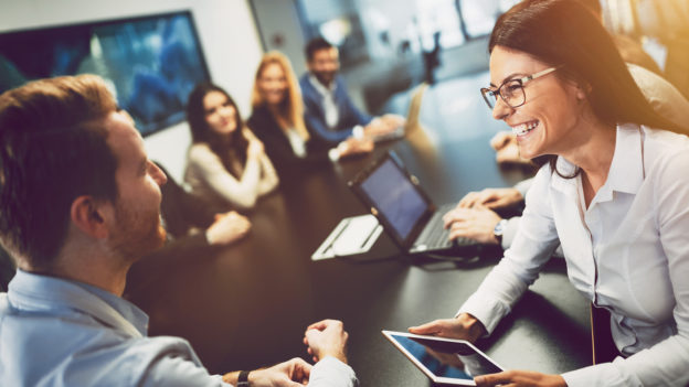 Imagem de funcionários felizes no trabalho | 10 motivos pelos quais as pessoas amam trabalhar com o software Cezanne